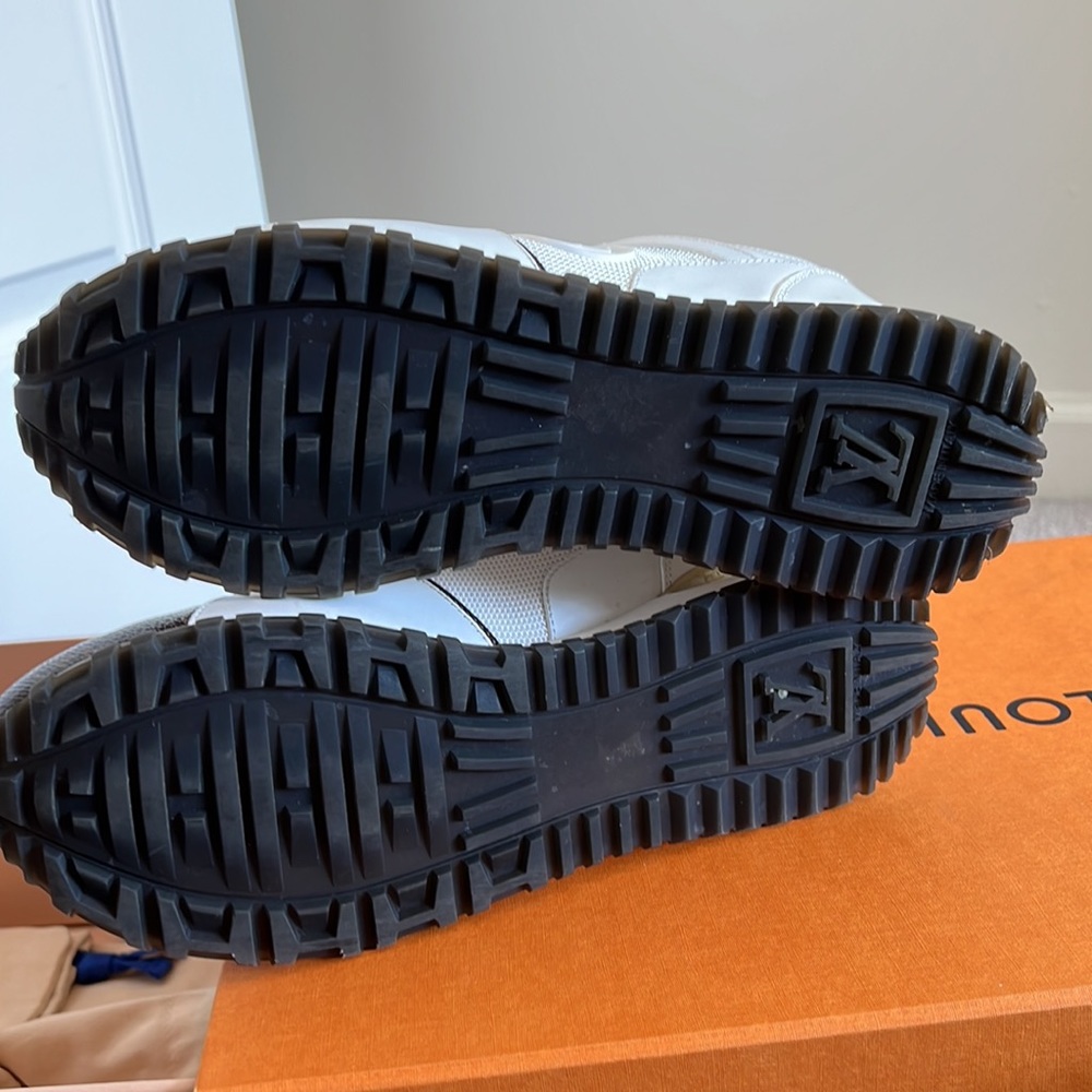Woman’s Louie Vuitton sneakers in great condition - Picture 4 of 7